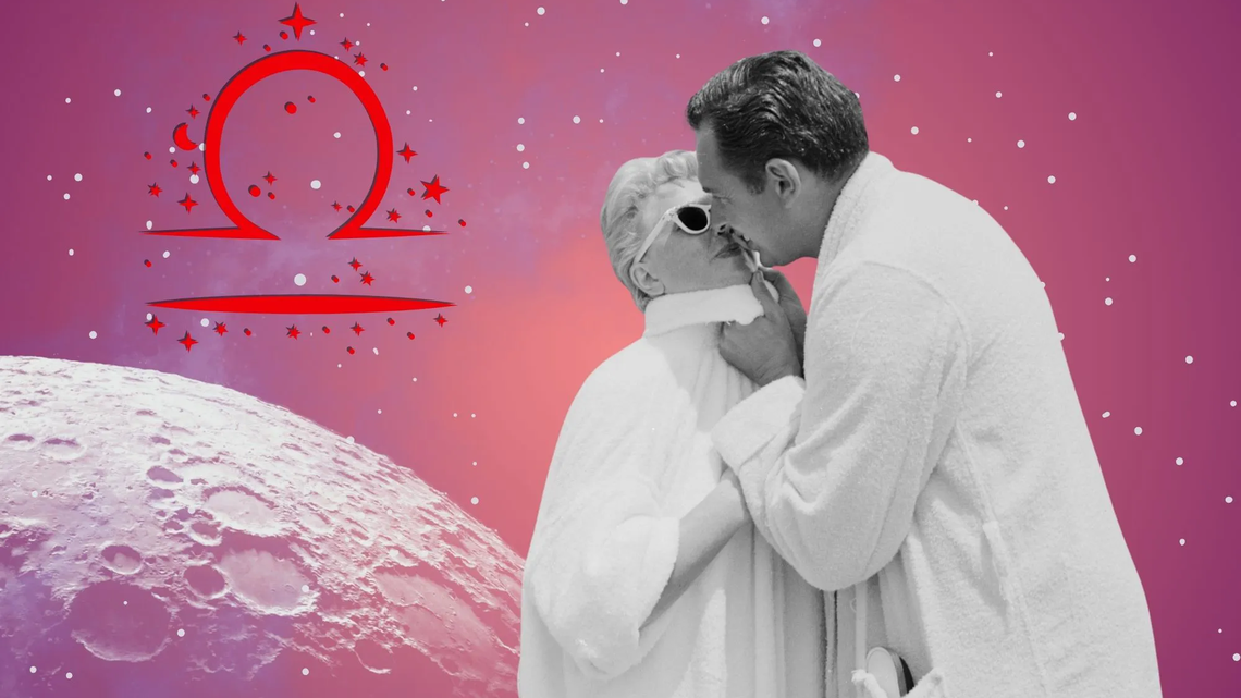 Liebeshoroskop für das Sternzeichen Waage: llustration eines Paares vor einem pink-lilafarbenen Weltraumhintergrund mit Sternenhimmel und Mond. Links im Bild ist das rote Symbol Tierkreiszeichens Waage. | © Getty Images/ Archive Photos, sceptical cactus, OyoyStudio, artist4love und kucingpink/ mohamad imron hamsyah via Canva.com [M]